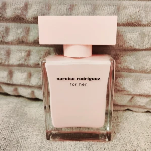 Parfym - Parfym narciso rodriguez for her🌸Nästan hela produkten kvar då den endast är avänd få gånger. 