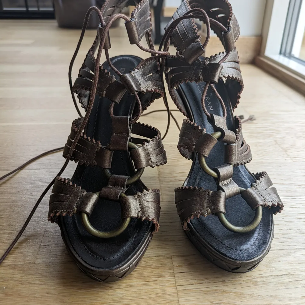 Bronsfärgade höga sandaletter i skinn, 11 cm klack. Nyskick, använda en gång på en fest inomhus. Älskar dem men kan inte gå i så höga klackar :( Nypris EUR 596.. Skor.