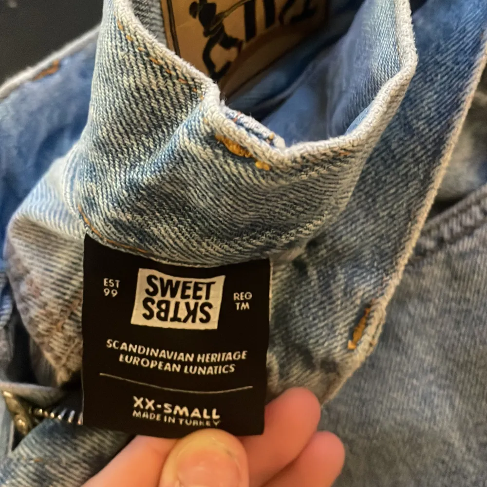 Säljer Sktbs jeans. Nyskick använda Max 3 gånger. Nypris runt 1000.. Jeans & Byxor.