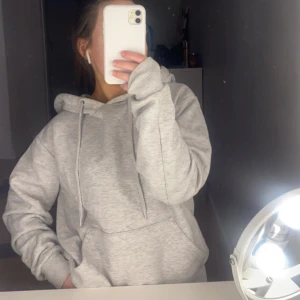 Oversize hoodie  - säljer denna gråa hoodie. Inte så mycket använd, men kan hända den är lite knopprig efter tvätt, dock syns det inte såväl! 