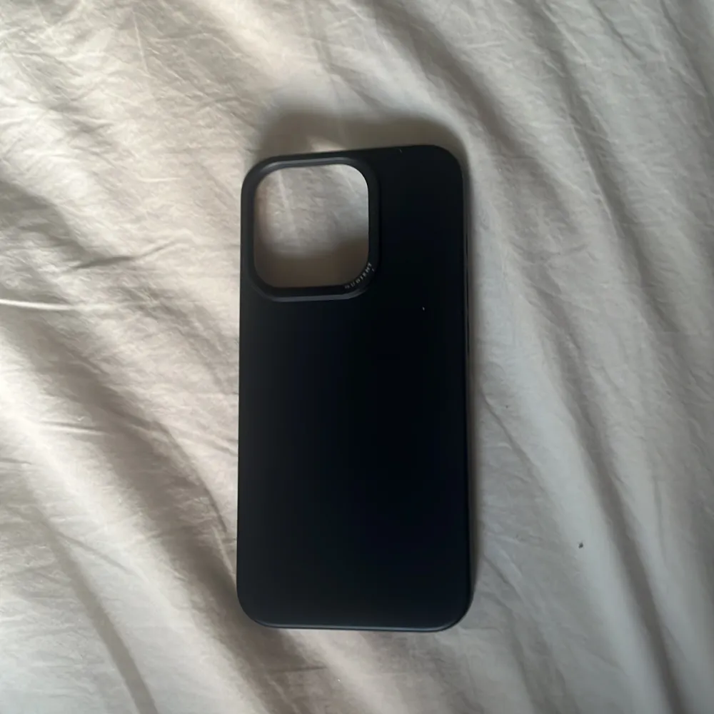 Ett mörkblått mobilskal från nudient för iPhone 13 pro!! Säljer då jag beställde fel storlek och hann inte returnera. Nypris 400kr 🤍😇. Övrigt.