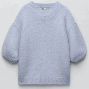 Stickad t-shirt - Fin stickad t-shirt från zara som är slutsåld på deras hemsida💕 Nästan aldrig använd