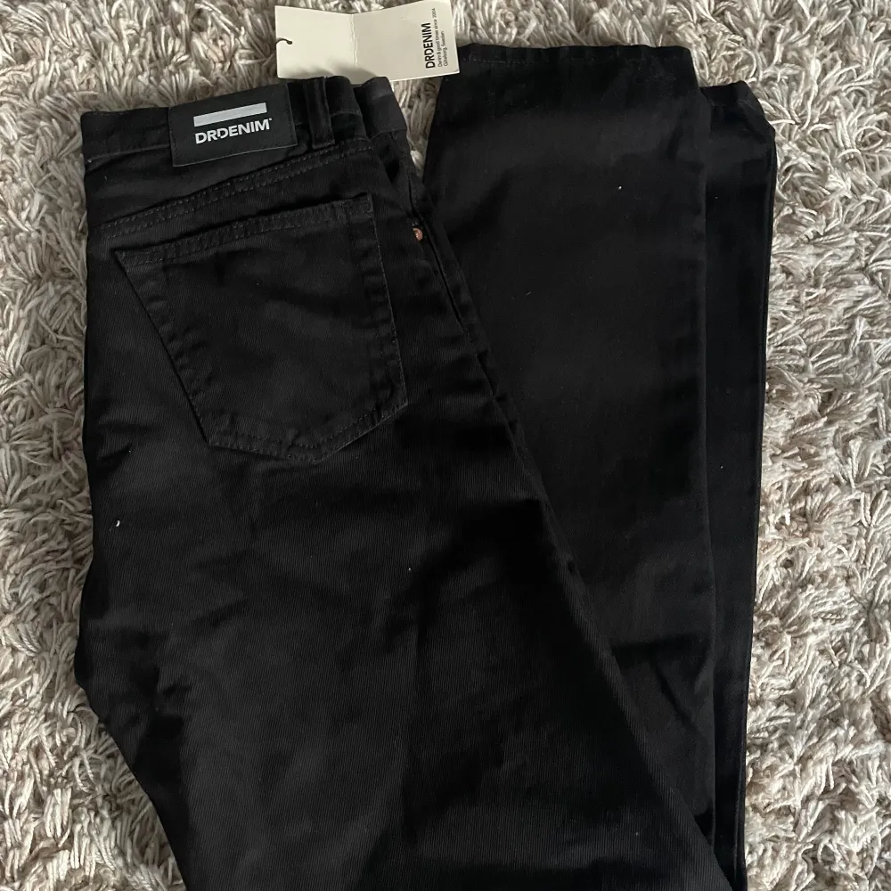 Säljer nu dessa helt nya svarta jeans. Jag säljer då de inte passa. Regular fit. Aldrig använda. Hör av dig om du har frågor!. Farkut & Housut.