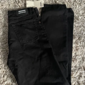 Svart jeans  - Säljer nu dessa helt nya svarta jeans. Jag säljer då de inte passa. Regular fit. Aldrig använda. Hör av dig om du har frågor!