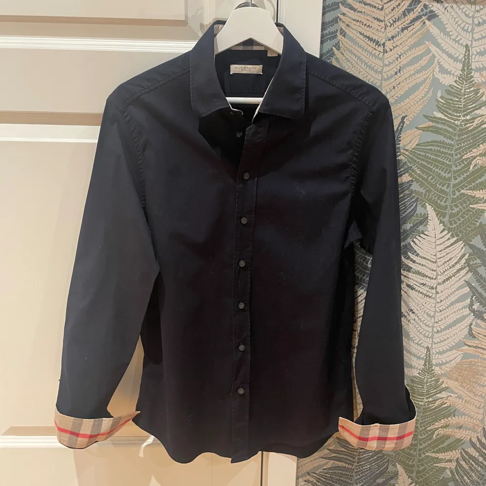 Klassisk Burberry skjort i svart, går aldrig fel och perfekt nu inför sommaren. Retail: ca 5500kr. Passa på! Allt gott, mvh W. Skjortor.