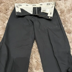 Nya dickies byxor  - Oanvända dickies byxor i storlek 33 x 32. Jag köpte dom för 3 år sedan men aldrig använt då dom är/ va för små. 