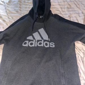 Adidashoodie storlek XL - En hoodie i märket adidas och i storlek XL, oanvänd så i nyskick. Passar även L/M
