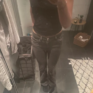 Lågmidjade boot cut jeans från Gina tricot  - Grå boot cut jeans från gina. Säljer då jag inte använder de längre 💗 Dom är i bra skick och sparsamt använda. Inte ner trampade eller liknade. Inga defekter. De är i storlek 34. Passar mig som är ca 166.  Kan skicka fler bilder vid intresse 💗