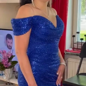 Balklänning - Säljer klänning från Dressroom Linné i storlek 36, finns att hämta i Örebro alternativt fraktas. Priset går att diskutera!💙💙