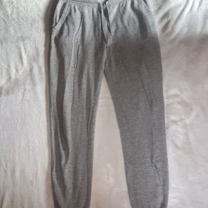 Mjukisbyxor - Ett par gråa mjukisbyxor från HM