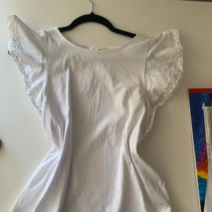 Superfin topp  - Populär topp med volanger i ärmarna (dm för fler frågor💞)