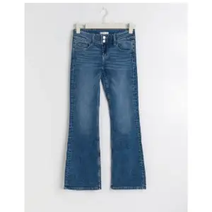 Lågmidjade bootcut jeans från Gina Young i bra skick. Inte använda särskilt många gånger och inga defekter. De är i storlek 164. Nypris 350 kr 💞
