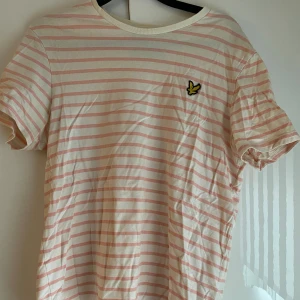 T-shirt  - Bra skick, bara skrynklig eftersom den legat i garderoben 