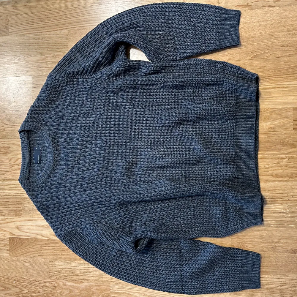 En oanvänd stickad tröja från asos som passar en M. Stickat.