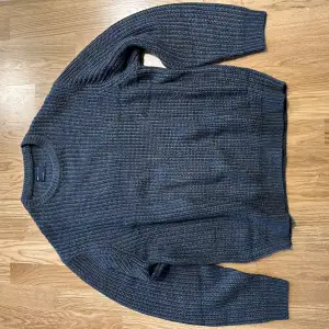 En oanvänd stickad tröja från asos som passar en M