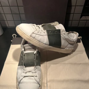 Valentino open  - Tja säljer dessa valentino opens i storlek 45. Allt og  Cond: 5/10 (slitningar i hälen och lite missfärgade) därav priset! Dem har använts flitigt men har mycket kvar att ge. Bara höra av sig vid eventuella funderingar eller frågor!