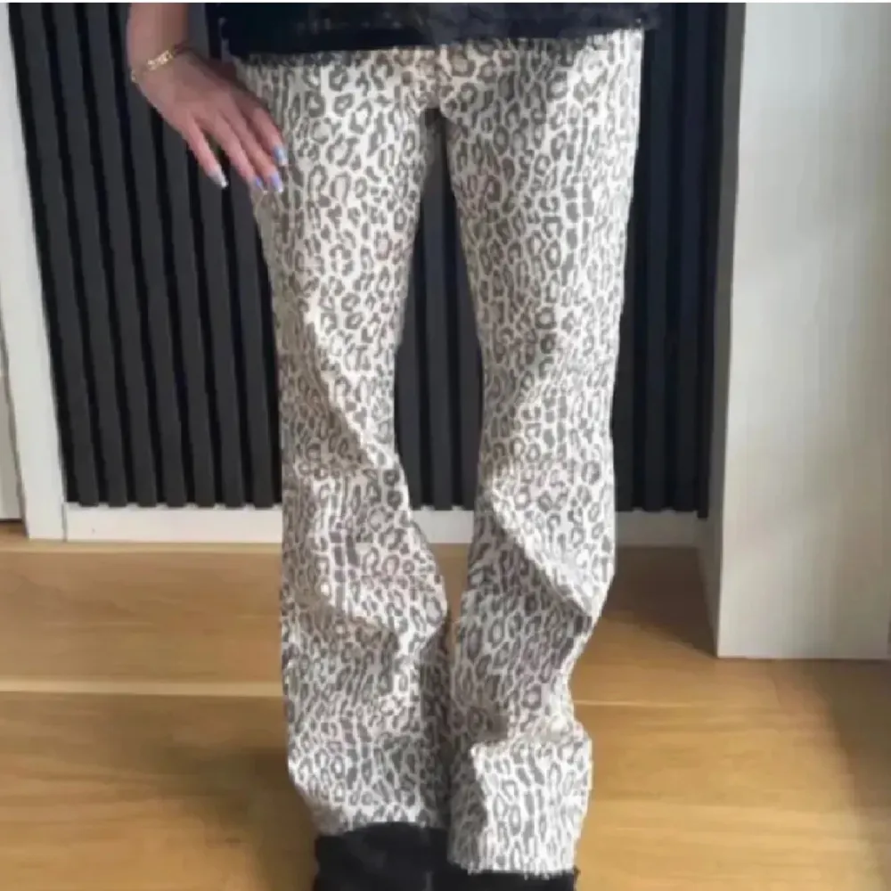 Super balla jeans i leopard mönster. . Jeans & Byxor.