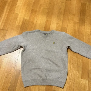 Lyle & Scott tjocktröja - Grå tjocktröja, strl S-M, unisex