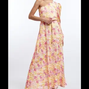 Hej, söker denna klänningen ”Ulrica dress” från Gina tricot. Om ni vet någon som har en snälla låt mig veta!! 