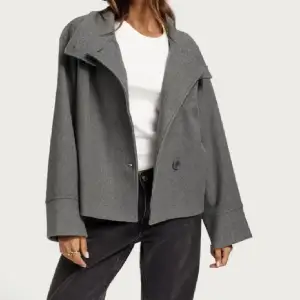 Säljer en superfin grå jacka/kappa från Gina tricot! Perfekt till våren 💞🌸