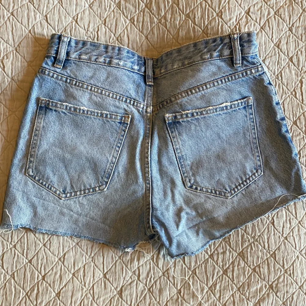 Denim shorts från zara! Använda men i gott skick! Va från början jeans som jag klippte av ✨. Shorts.