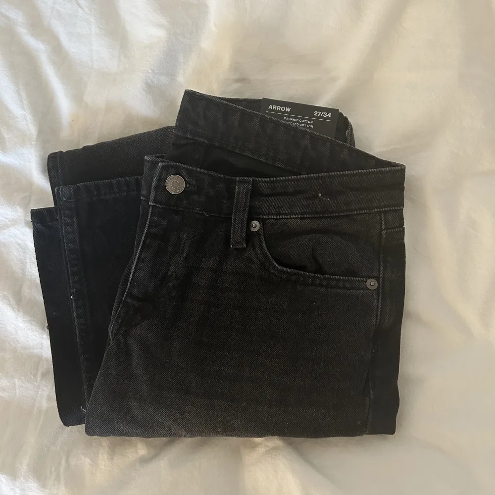 Säljer dessa helt oanvända och slutsålda jeans från Weekday i modellen Arrow (low straight jeans). Storlek 27/34. Ordinarie pris 590kr. Kan sänka pris till 370kr vid snabb affär . Jeans & Byxor.