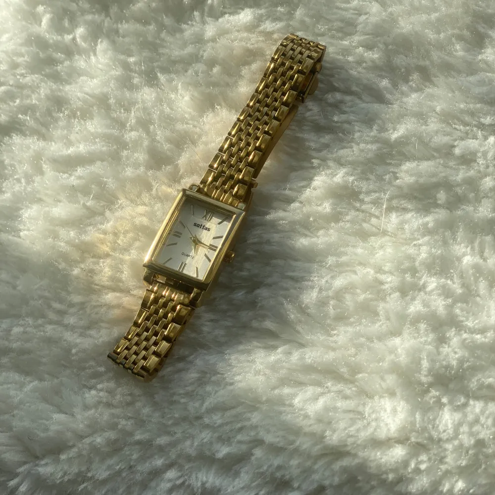 En fin och elegant guld färgad klocka. Passar till allt! Första bilden är lånad!💕 TRYCK GÄRNA PÅ KÖP NU!💕. Accessoarer.
