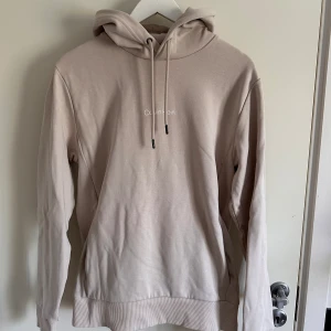 Calvin Klein hoodie - Beige CK hoodie i nytt skick. Använd väldigt sällan