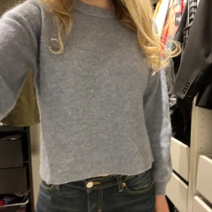 Ljusblå stickad tröja - Soft rebels ljusblå stickad tröja som jag tyvärr inte använder längre, mycket fint skick och storlek XL men sitter som S 🥰