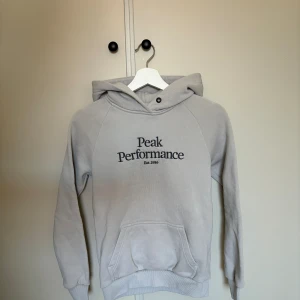 Peak performance hoodie  - Köptes för liten och har knappt används! Smörerna har åkt av i tvätten men går att sätta dit 🌸