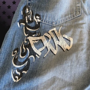 Hiphop jorts med tryck - Bra skick och trycket är oskadad. Sitter fint och bra runt midjan. Kontakta för bilder och pris 