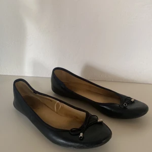 Ballerinaskor - Ballerinaskor i storlek 39 Använda men fortfarande i bra skick Sulan inne i skolan är lite smutsig men det är ju inget som syns om man har på sig skorna Köpta ifrån skopunkten med märket alley Frak trillkommer 