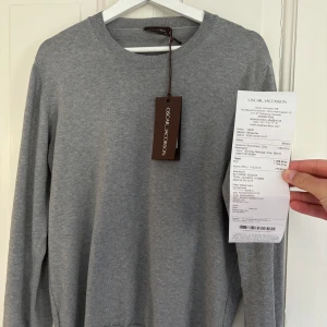 Helt ny tröja - Hej, säljer nu en helt oandvänd tröja från Oscar Jacobsson. Köpte fel storlek och det har gått för lång tid så kan inte lämna tillbaka. Hör av er vid frågor eller funderingar