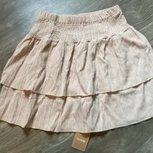 Ny beige kjol strl 36. Prislappar finns kvar. Köpt från Shein. Kollektion: frenchy  Material: polyester 