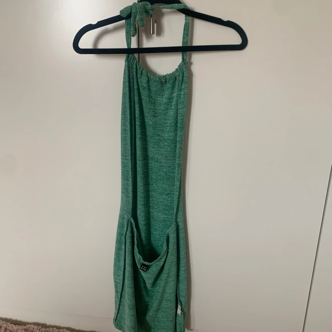 Grön klänning med öppen rygg - 4