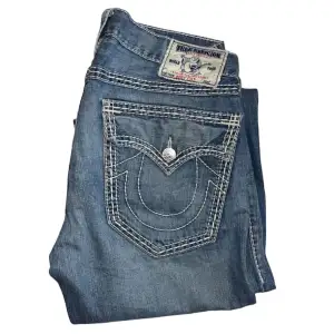 True Religion jeans Bootcut fit Triple stitch. W33 [Ytterbenslängd 108cm] [Innerbenslängd 83cm] [Midja 46cm] [Benöppning 24cm]