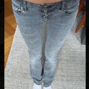 Lågmidjade jeans - Säljer dessa as snygga lågmidjade gråa jeans från Subdued. Säljer då jag rensar garderoben✊