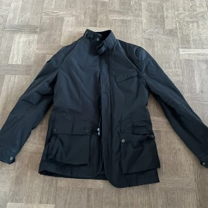 Ralphlauren jacka - Jag b jätte fan Ralphlauren jacka den är vintage och går inte att hitta Inga gå i den och den är knappt använd 