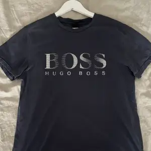 Snygg marinblå Hugo boss T-shirt men vitt tryck. Skick 8/10