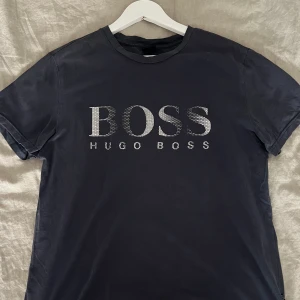 Hugo boss T-shirt - Snygg marinblå Hugo boss T-shirt men vitt tryck. Skick 8/10