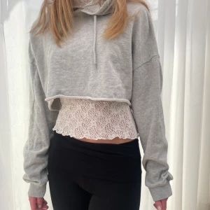 Ljusgrå croppad hoodie  - Snygg, ljusgrå croppad hoodie från Bik Bok. Lite oversized i modellen. Endast använd ett flertal gånger.✨Ord. pris 349kr.