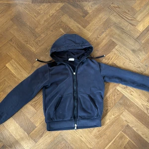 Dragskedan är lite sönder men det går den är riktigt 10-12  - Rätt så bra skick 