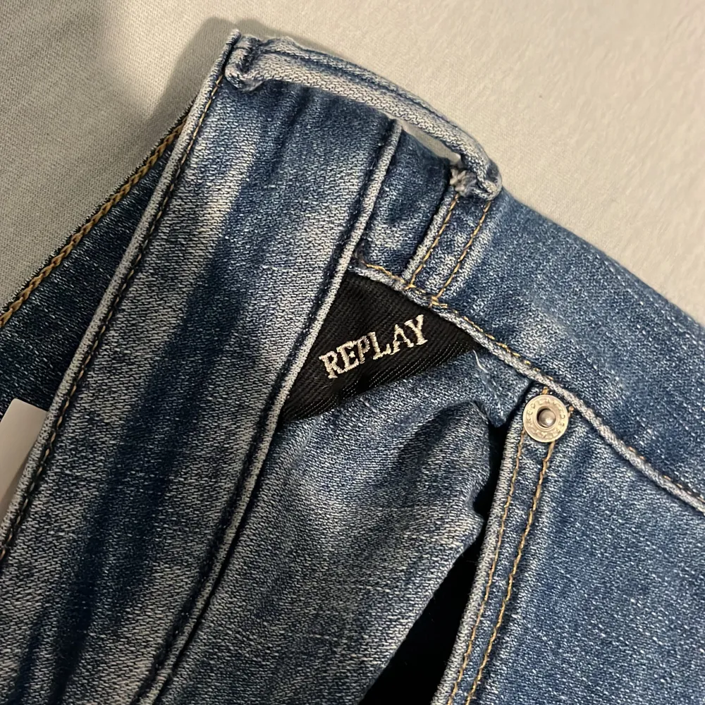 Tjena! Säljer dessa Replay jeans pga att det inte är i min storlek. Har inget kvitto. Det ändå som medföljer vid köp är byxorna. Skicket är väldigt bra, byxorna har inga skador. Kan även tänka mig sänka priset lite vid snabb affär. Tveka inte att dma. Jeans & Byxor.