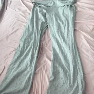 Gråa vida  leggings  - Storlek XL , bra skick , har använts några gånger,  Obs: skickas inte 