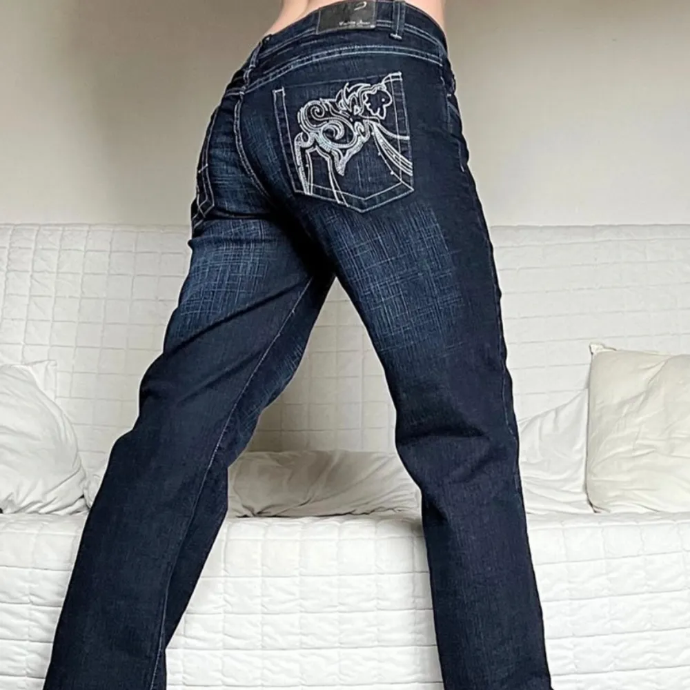 Unika mörkblå jeans med broderade fickor och detaljer. Väldigt fint skick. Storlek runt s-m skriv för mått. Har en traight/lite utsvängd passform💫. Jeans & Byxor.