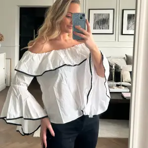 Nästan helt oanvänd blus från Zara med svarta detaljer