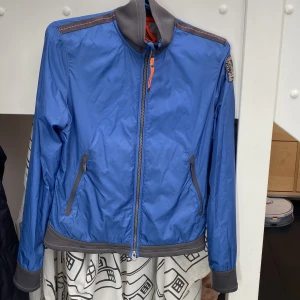 Parajumper vårjacka - Säljer en Parajumperjacka i nyskick. Storlek S 