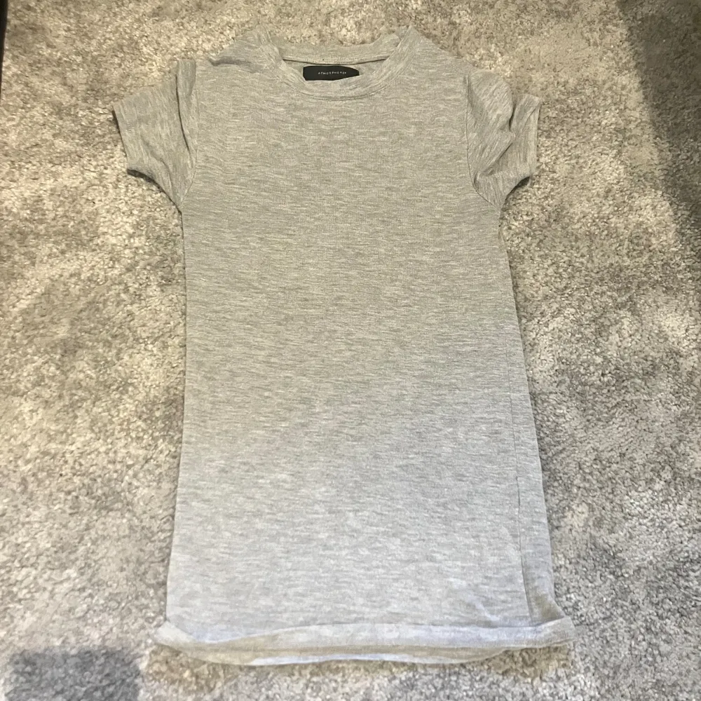 En jätte fin grå t-tröja i storlek s. Den är väldigt tight i passformen men är också väldigt stretchig och passar d flesta.🩶🩶💕💕. T-shirts.