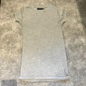 En jätte fin grå t-tröja i storlek s. Den är väldigt tight i passformen men är också väldigt stretchig och passar d flesta.🩶🩶💕💕