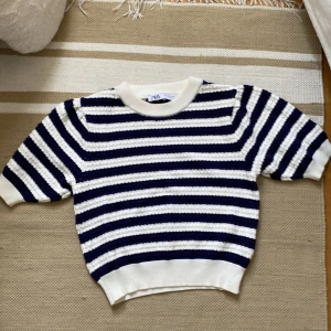 Blå vit randig tröja - En vit blå kortarmad tröjafrån Zara, som är i bra skick och har använts en gång. 